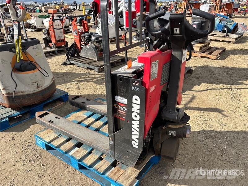 Raymond 8210 4500 lb Electric Pallet Jack 핸드파레트 트럭