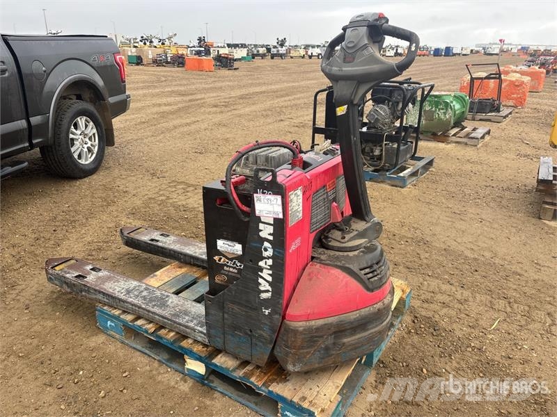 Raymond 8210 4500 lb Electric Pallet Jack 핸드파레트 트럭