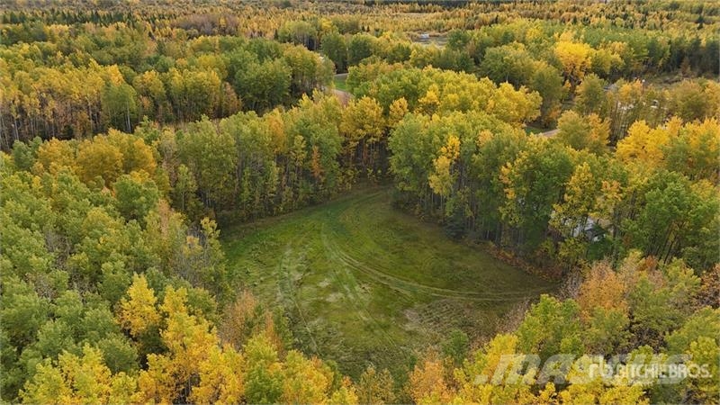 Red Roo Earth Creek, AB 251 Wellsite Drive 3.95 +/- Acres  Otra maquinaria agrícola