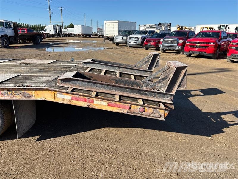Redi Haul 25 ft T/A Equipment Trailer Vehicle transport trailers