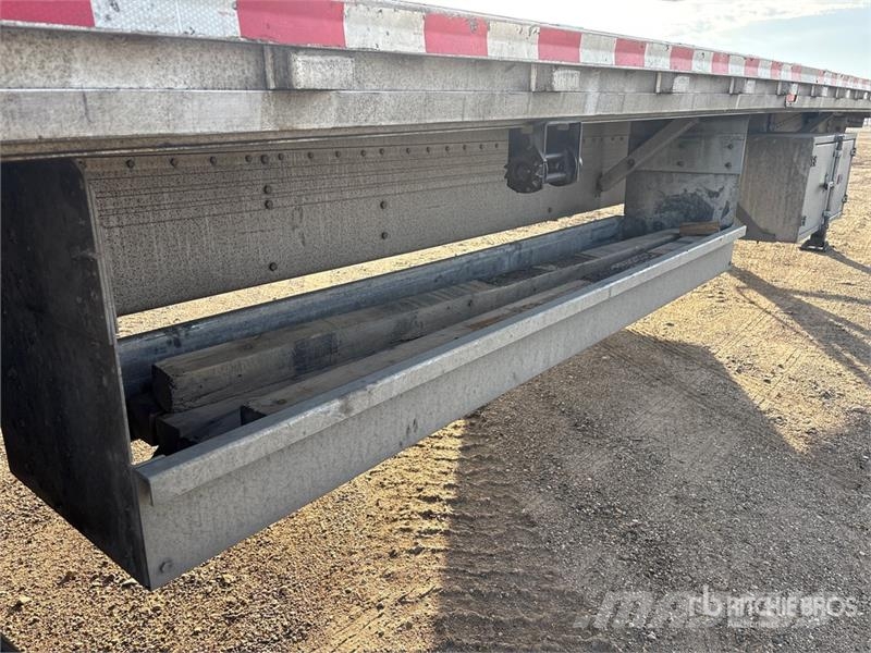Reitnouer 53 ft T/A Spread Axle Flatbed Trailer Planhengere