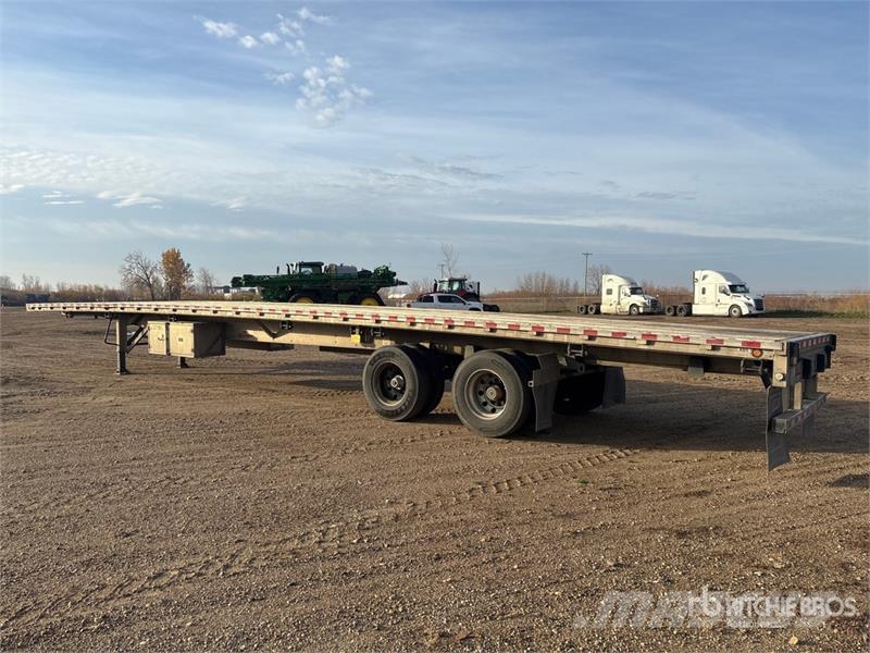 Reitnouer 53 ft T/A Spread Axle Flatbed Trailer Planhengere