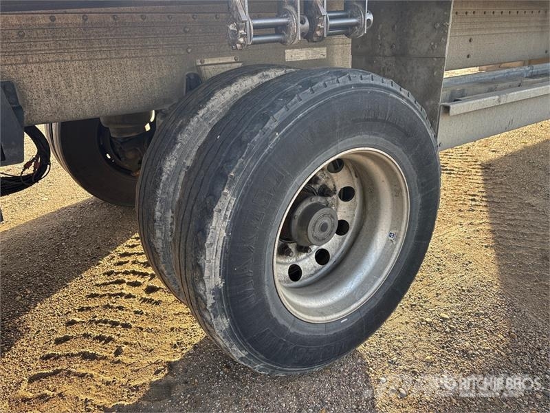 Reitnouer 53 ft T/A Spread Axle Flatbed Trailer Planhengere