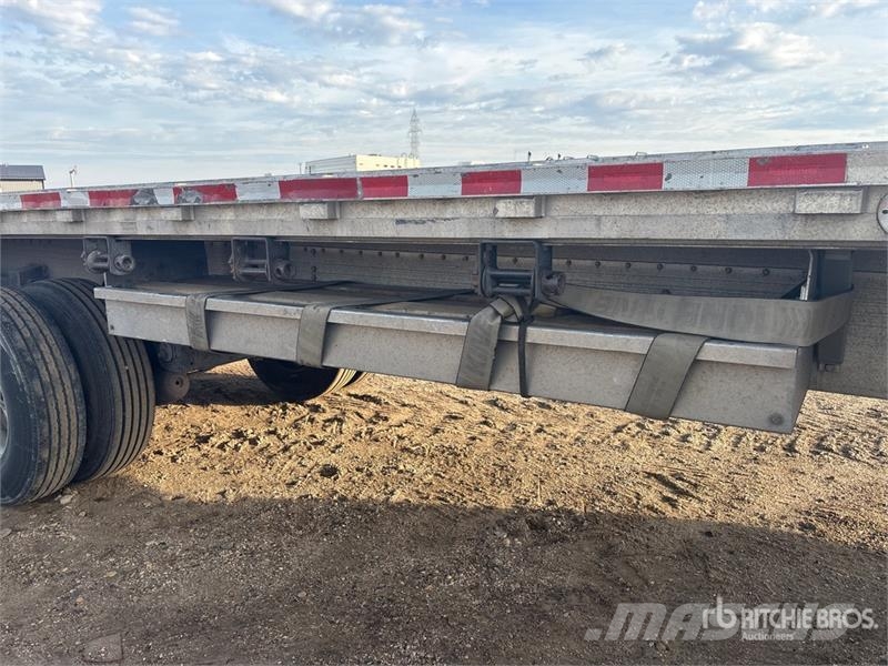 Reitnouer 53 ft T/A Spread Axle Flatbed Trailer Planhengere