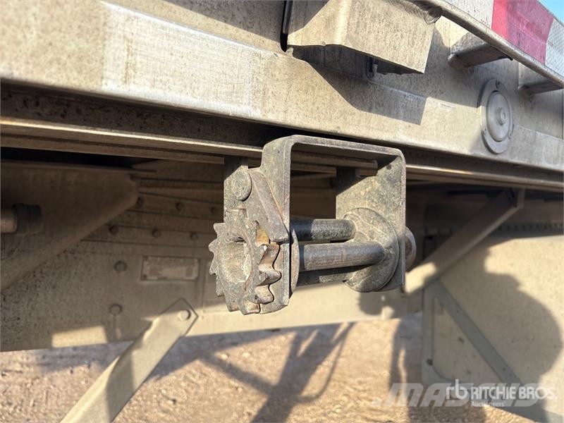 Reitnouer 53 ft T/A Spread Axle Flatbed Trailer Planhengere
