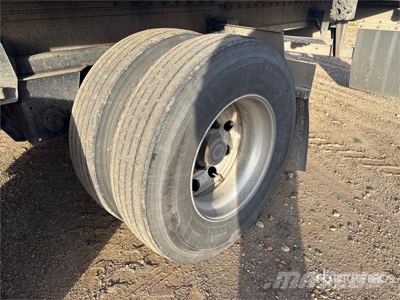 Reitnouer 53 ft T/A Spread Axle Flatbed Trailer Planhengere