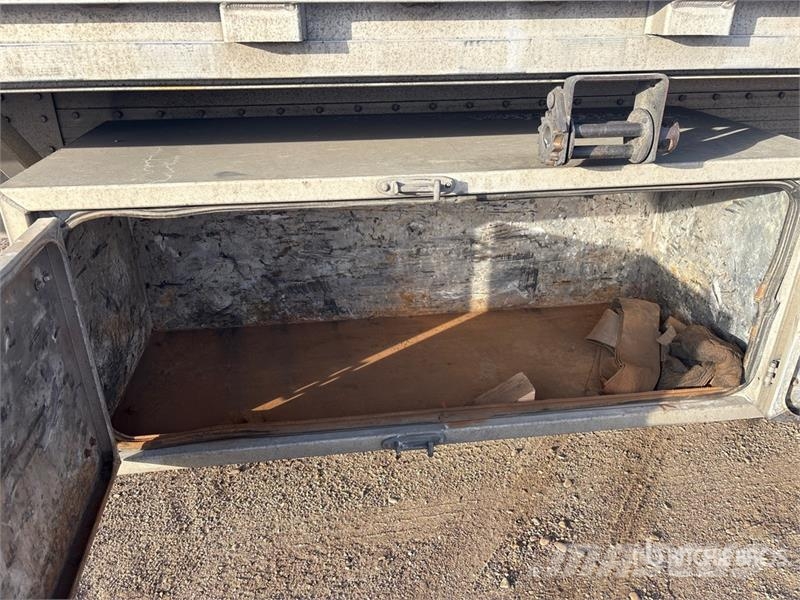 Reitnouer 53 ft T/A Spread Axle Flatbed Trailer Planhengere