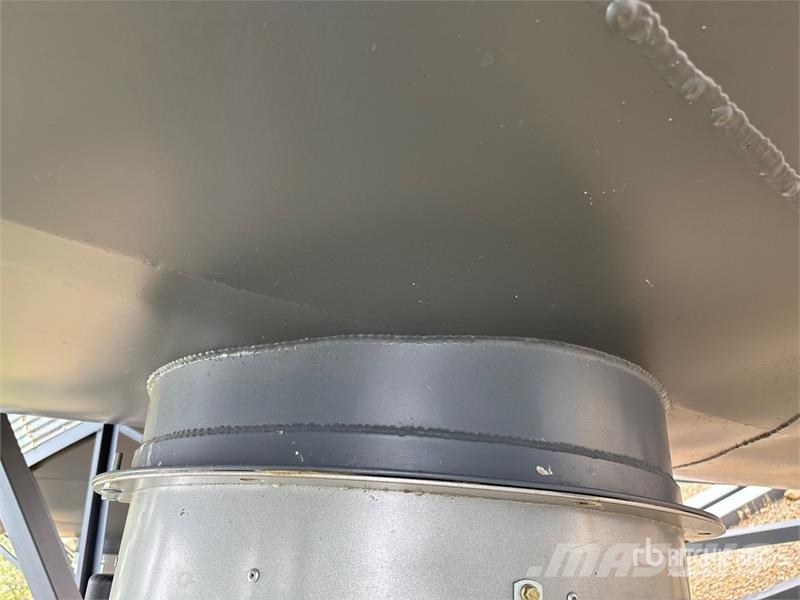 Rosco +/- 4400 bu 6 Ring Hopper Grain Bin وحدات / آلات معالجة المحاصيل وتخزينها - أخرى