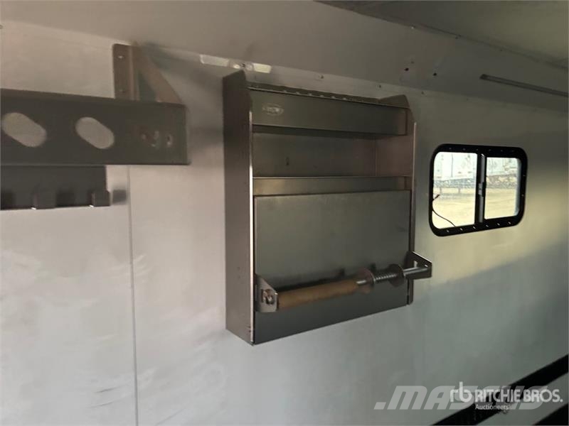 Royal CGT70 26 ft T/A Gooseneck Enclosed Trailer مقطورات ذات هيكل صندوقي