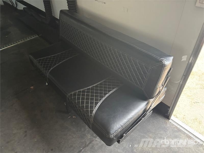 Royal CGT70 26 ft T/A Gooseneck Enclosed Trailer مقطورات ذات هيكل صندوقي