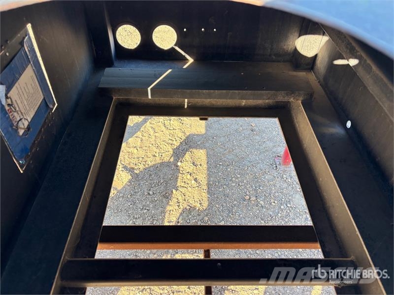 S/A 40 in x 70 in Enclosed Trailer Remorque Fourgon