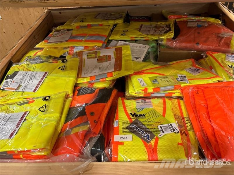  Safety Vest, Hard Hat, Gloves, Glasses  Supplies Outros componentes