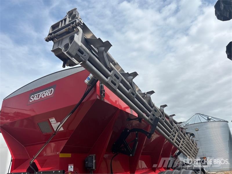 Salford Valmar 9620 72 ft T/A Fertilizer Spreader معدات رش أسمدة
