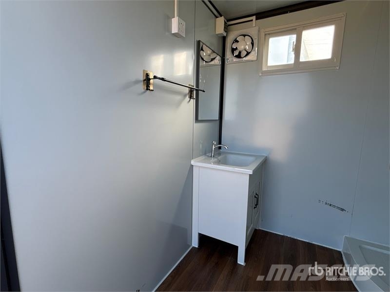 SDLMT 6 ft 3 in x 6 ft 10 in Portable Toilet (Unus Drugi deli