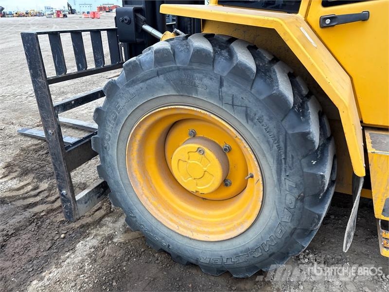 Sellick S80 8000 lb 4x4 Rough Terrain Forklift Elevatore per esterni