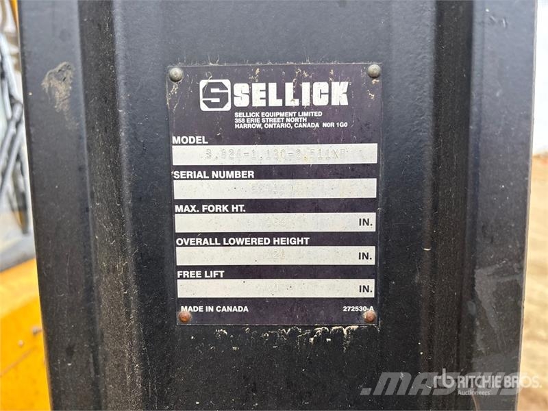 Sellick S80 8000 lb 4x4 Rough Terrain Forklift Elevatore per esterni