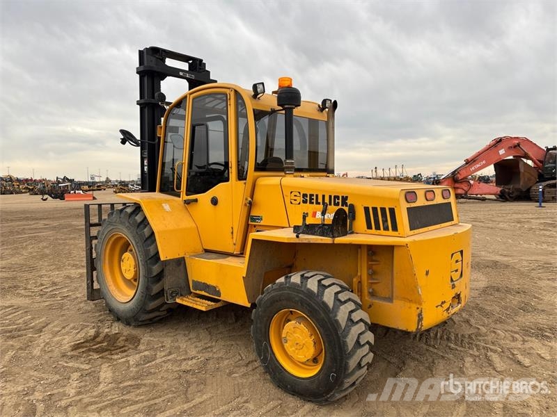 Sellick S80 8000 lb 4x4 Rough Terrain Forklift Elevatore per esterni