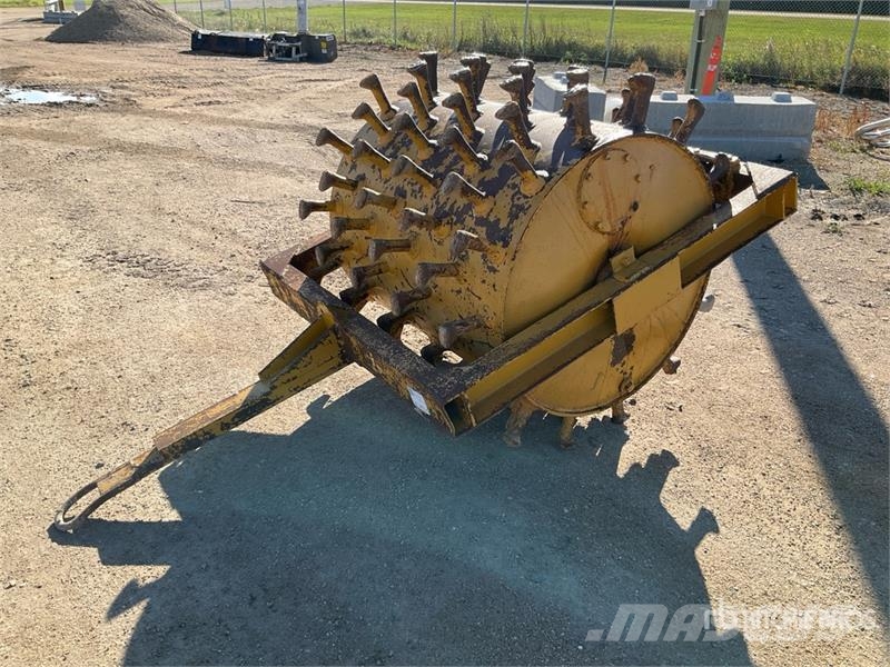  Sheep Foot Pull Behind Compactor 牽引式ローラ