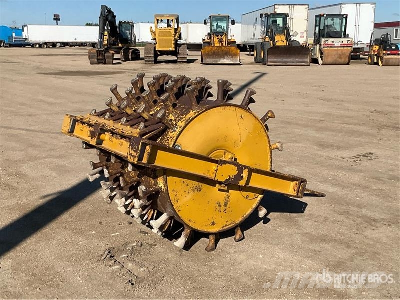  Sheep Foot Pull Behind Compactor 牽引式ローラ