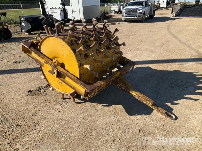  Sheep Foot Pull Behind Compactor 牽引式ローラ