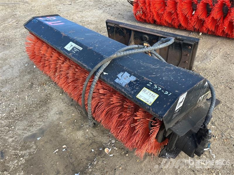 Sky-Hi 72 in Skid Steer Sweeper - Fits Bobcat 5600 Spazzole