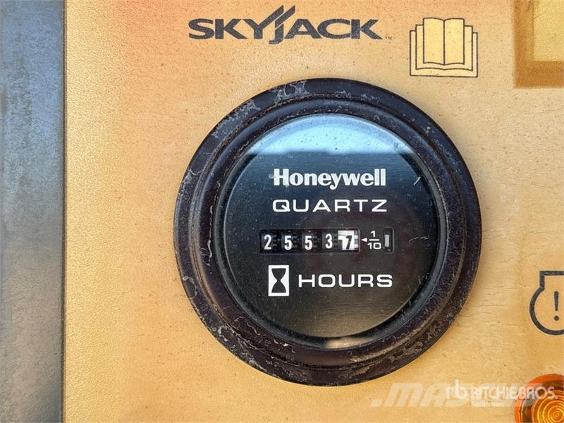 SkyJack SJ46AJ Karos emelők