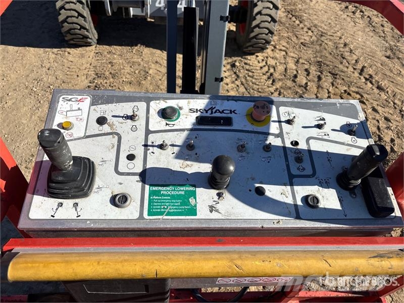 SkyJack SJ46AJ 4WD Diesel Articulating Boom Lift Iseliikuvad poomtõstukid