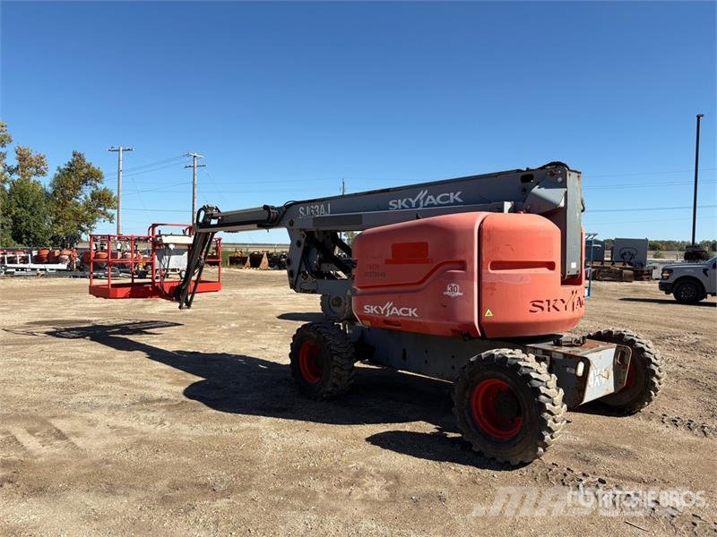 SkyJack SJ63AJ 4WD Diesel Articulating Boom Lift (Inoperab رافعات سلة مفصلية