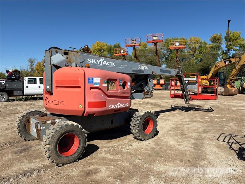 SkyJack SJ63AJ 4WD Diesel Articulating Boom Lift (Inoperab رافعات سلة مفصلية