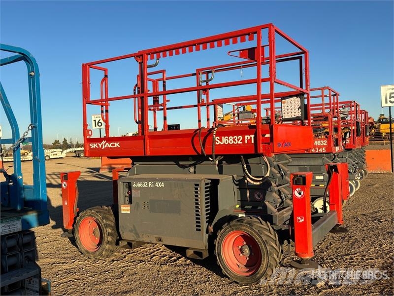 SkyJack SJ6832 RT Ollós emelők