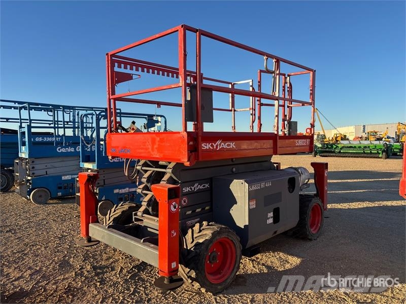 SkyJack SJ6832 RT Ollós emelők