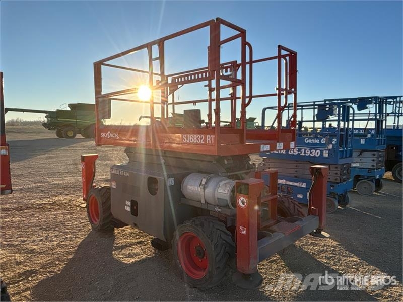 SkyJack SJ6832 RT Ollós emelők