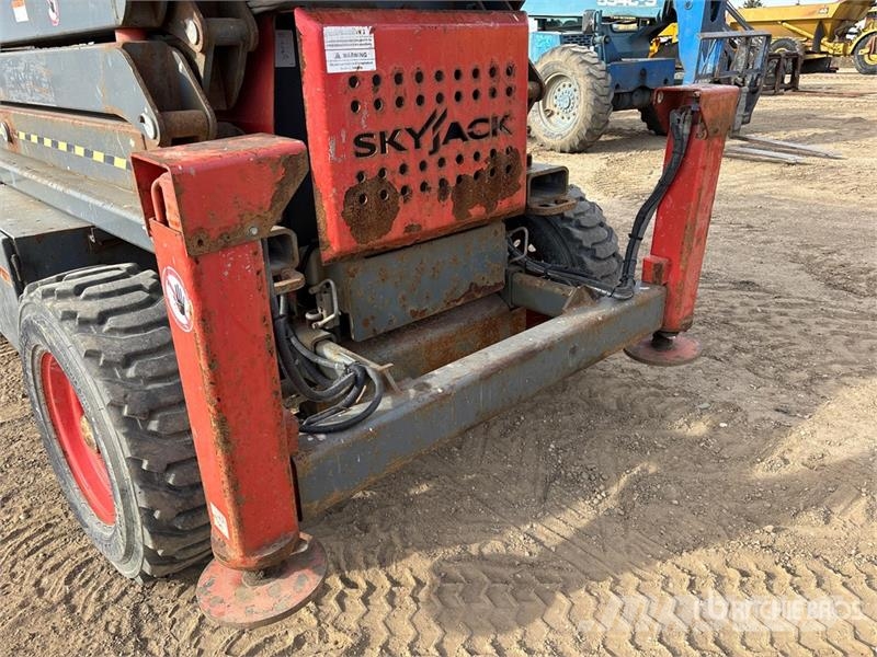 SkyJack SJ7135RT Diesel 35 ft Rough Terrain Scissor Lift Šķerveida pacēlāji