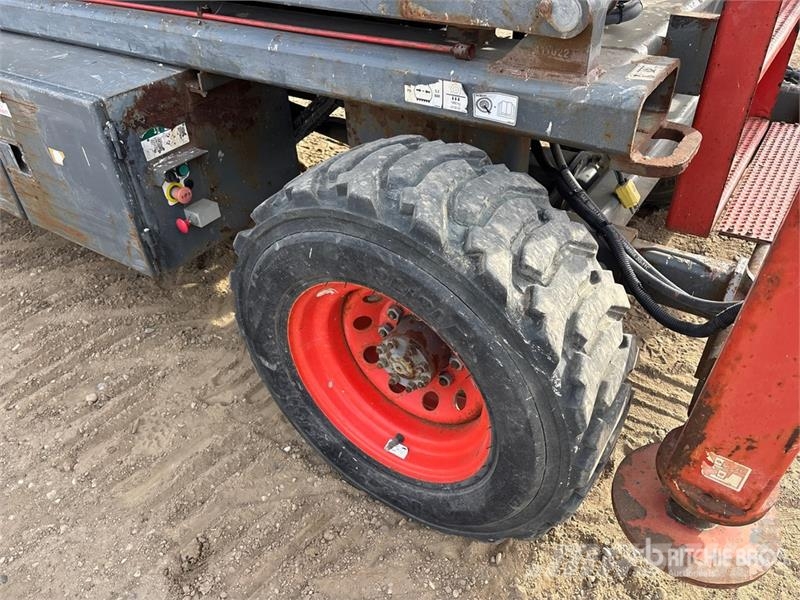 SkyJack SJ7135RT Diesel 35 ft Rough Terrain Scissor Lift Šķerveida pacēlāji