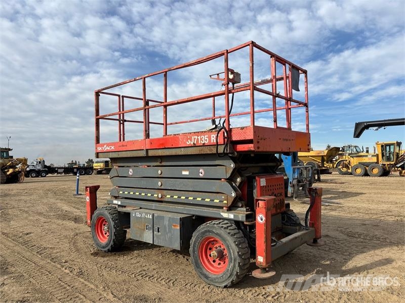 SkyJack SJ7135RT Diesel 35 ft Rough Terrain Scissor Lift Šķerveida pacēlāji