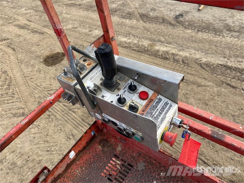 SkyJack SJ7135RT Diesel 35 ft Rough Terrain Scissor Lift Šķerveida pacēlāji