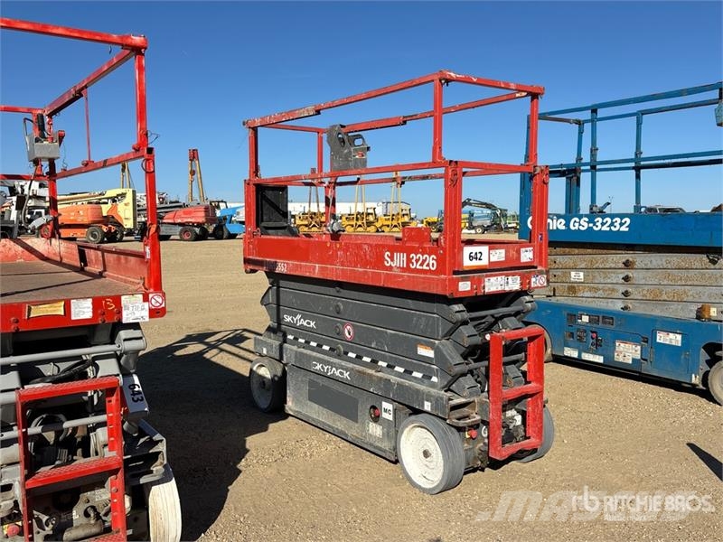 SkyJack SJIII3226 Electric Scissor Lift Šķerveida pacēlāji