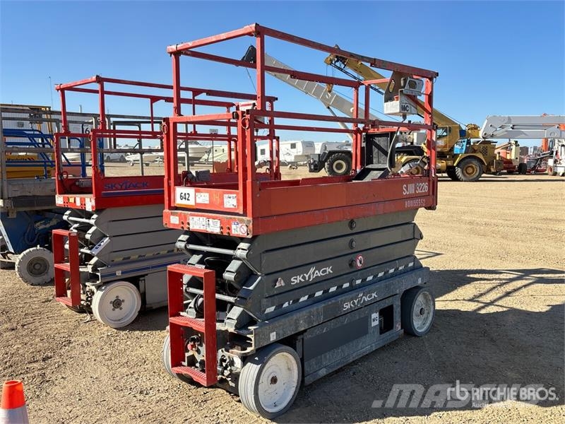 SkyJack SJIII3226 Electric Scissor Lift Šķerveida pacēlāji
