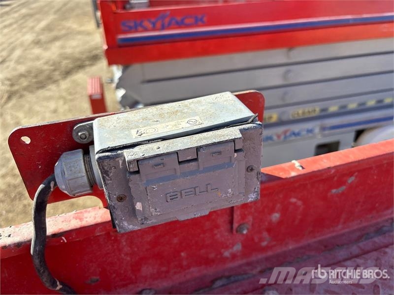 SkyJack SJIII3226 Electric Scissor Lift Šķerveida pacēlāji