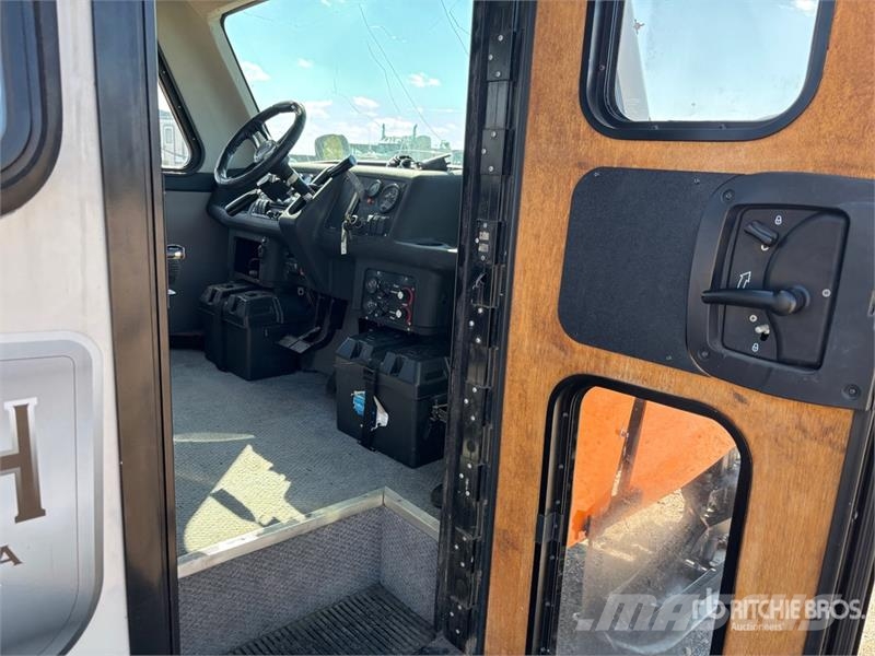 Snobear Snocoach Tracked Utility Vehicle Комунални съоражения