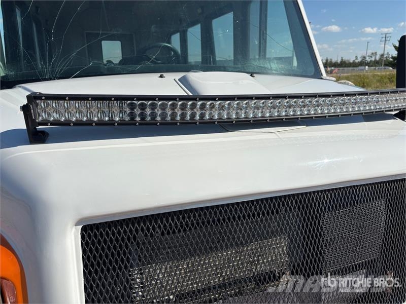 Snobear Snocoach Tracked Utility Vehicle Комунални съоражения