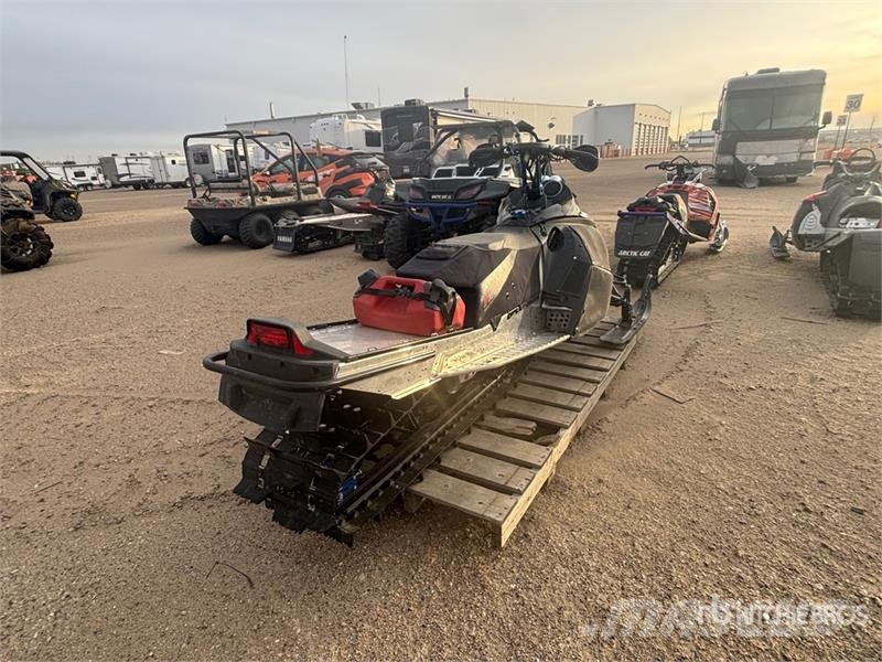 Snowmobile Motoneige