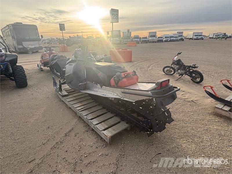 Snowmobile Motoneige