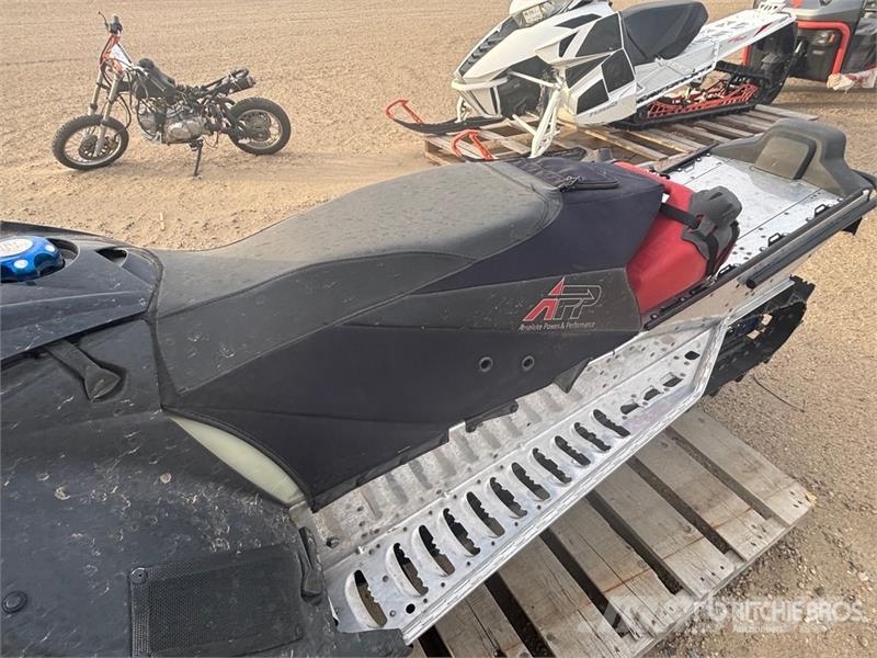 Snowmobile Motoneige