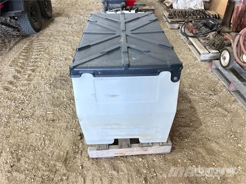 Snyder Poly Tote Tank c/w Pump Farm machinery