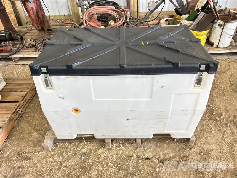 Snyder Poly Tote Tank c/w Pump Farm machinery