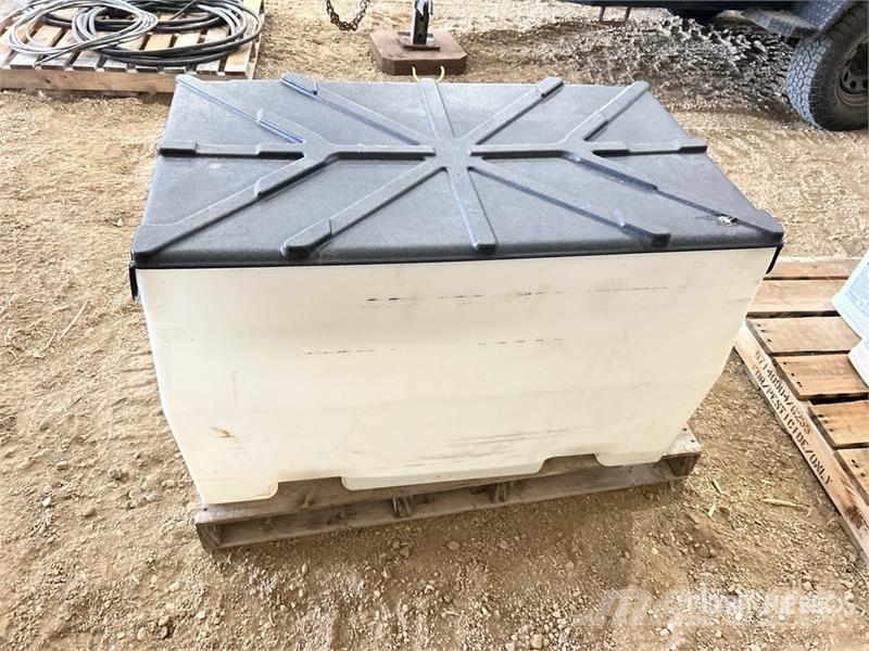 Snyder Poly Tote Tank c/w Pump Farm machinery