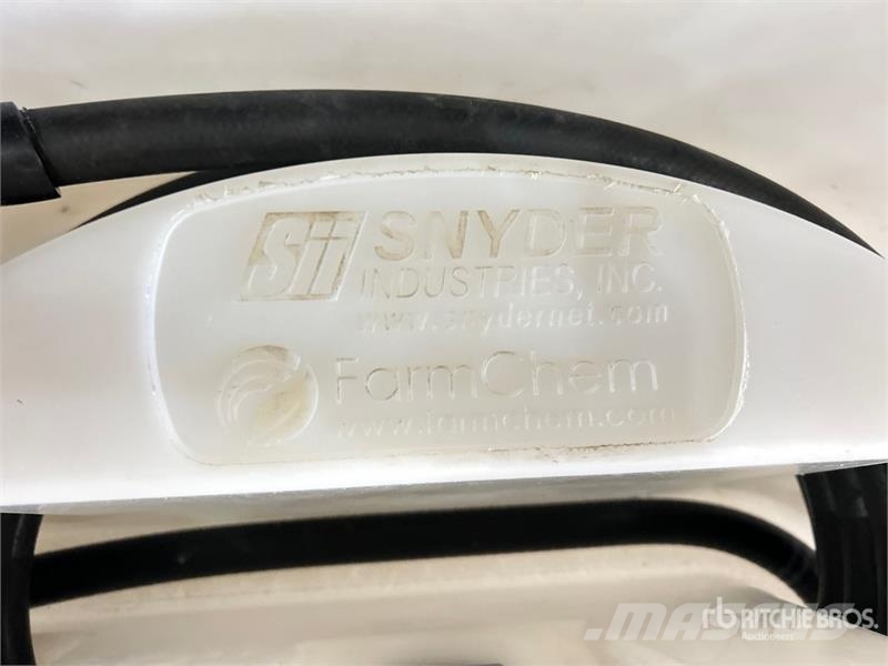 Snyder Poly Tote Tank c/w Pump Farm machinery