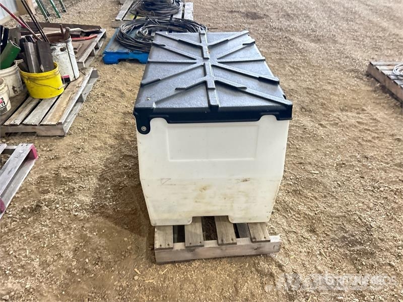 Snyder Poly Tote Tank c/w Pump Farm machinery