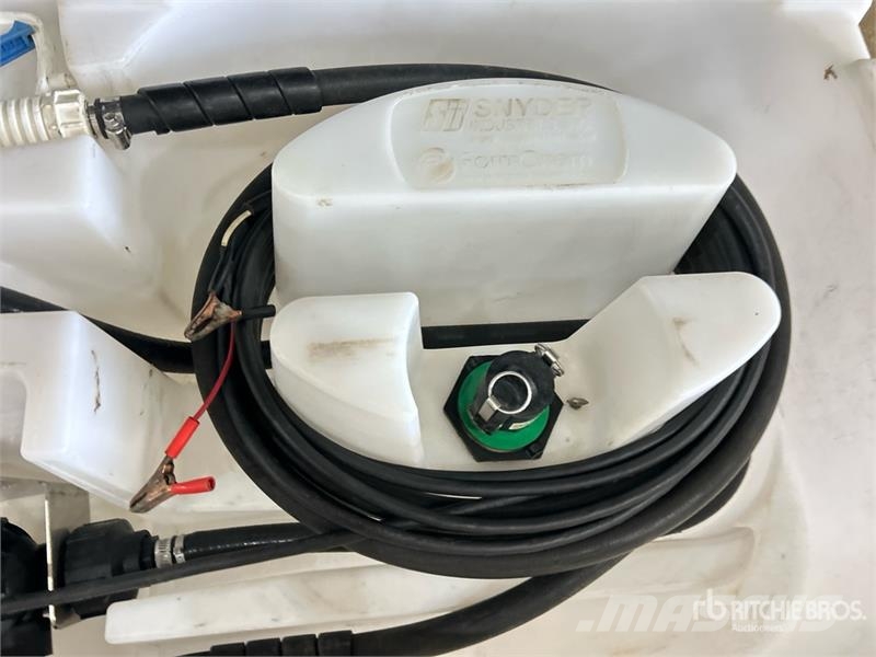 Snyder Poly Tote Tank c/w Pump Farm machinery